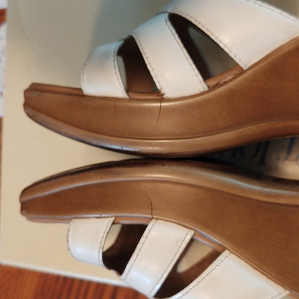 St. John's Bay Wedge Leather Sandals White 6 1/2M - Picture 6 of 14
